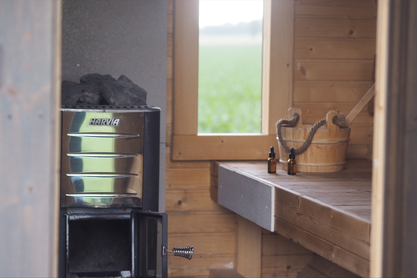 Gemütlicher Sauna-Innenraum mit Holzofen